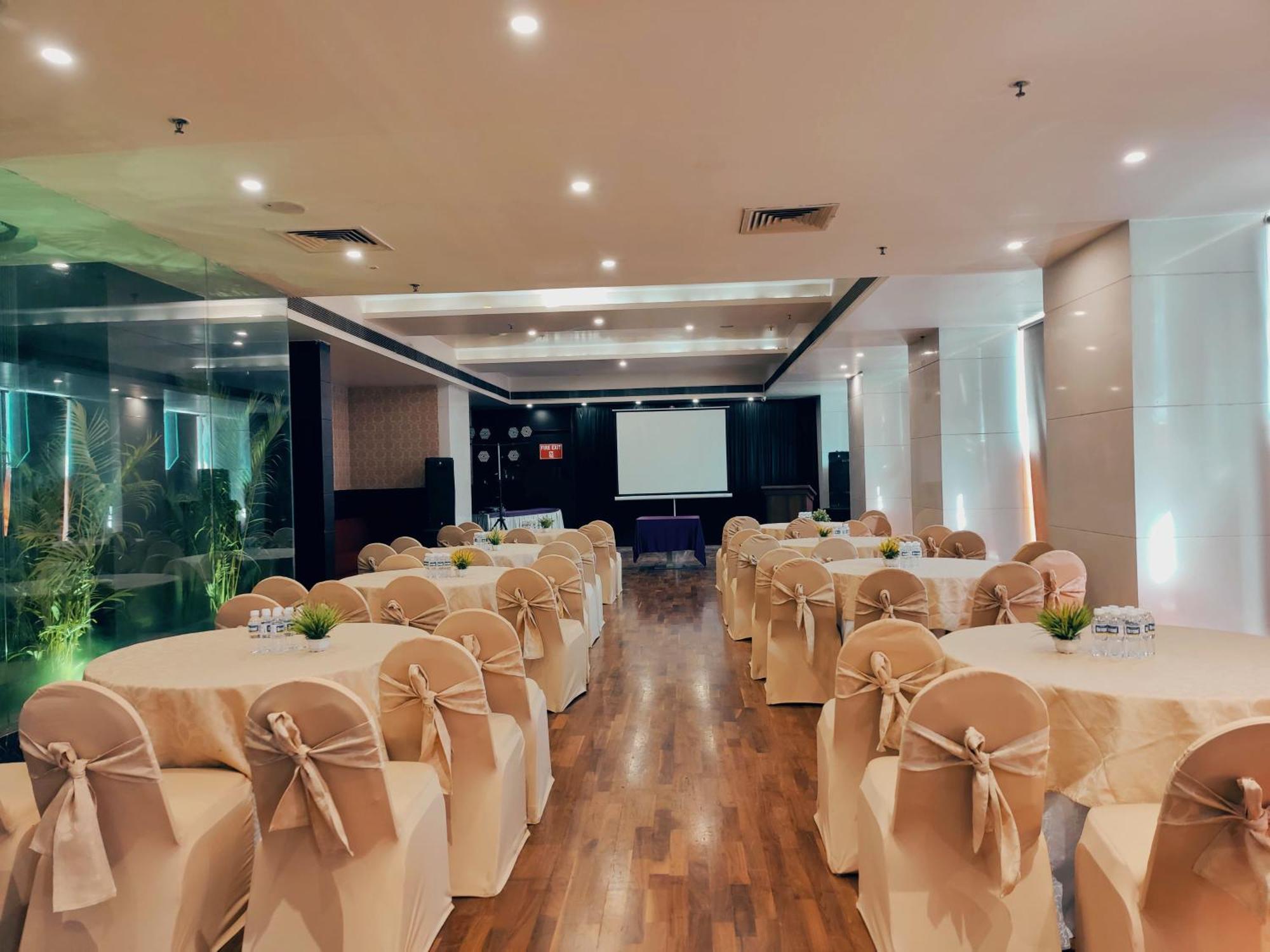 그랜드 엑조티카 비즈니스 호텔 Pimpri-Chinchwad 외부 사진